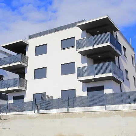 Appartement Family-friendly With Swimming Pool Mavarstica, Ciovo - 18642