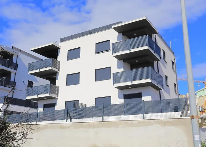 Appartement Family-friendly With Swimming Pool Mavarstica, Ciovo - 18642