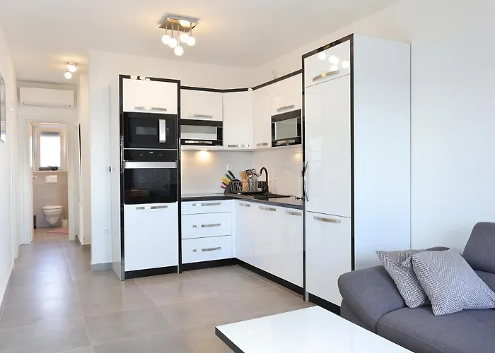 Family-friendly With Swimming Pool Mavarstica, Ciovo - 18642 Appartement