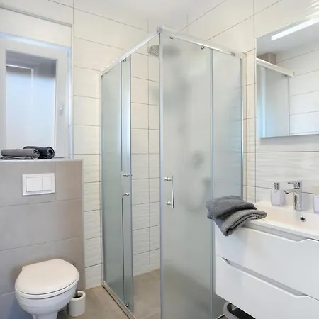 דירה Family-friendly With Swimming Pool Mavarstica, Ciovo - 18642 *